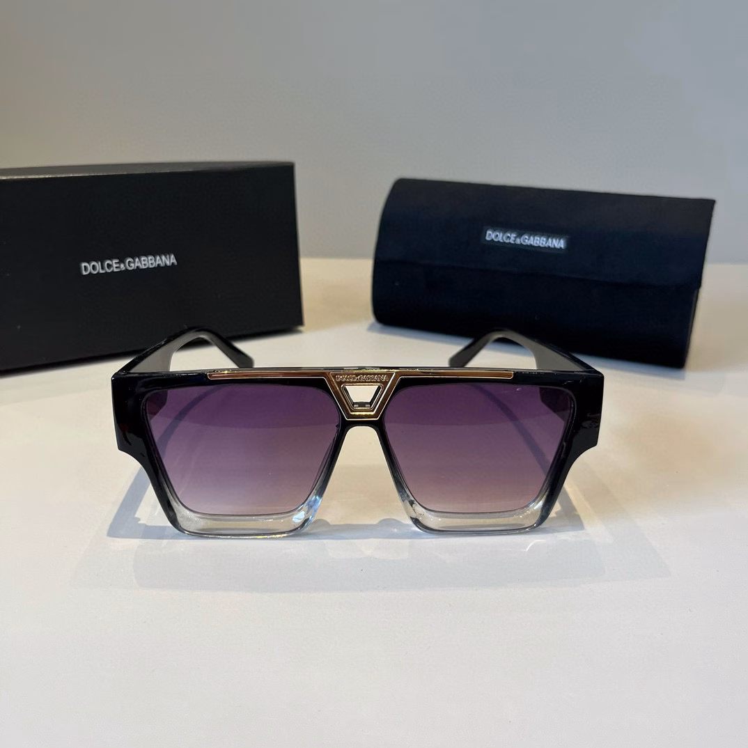Dolce & Gabbana's new fashionable and individual sunglasses, this one is super gentle and has the flavor of summer