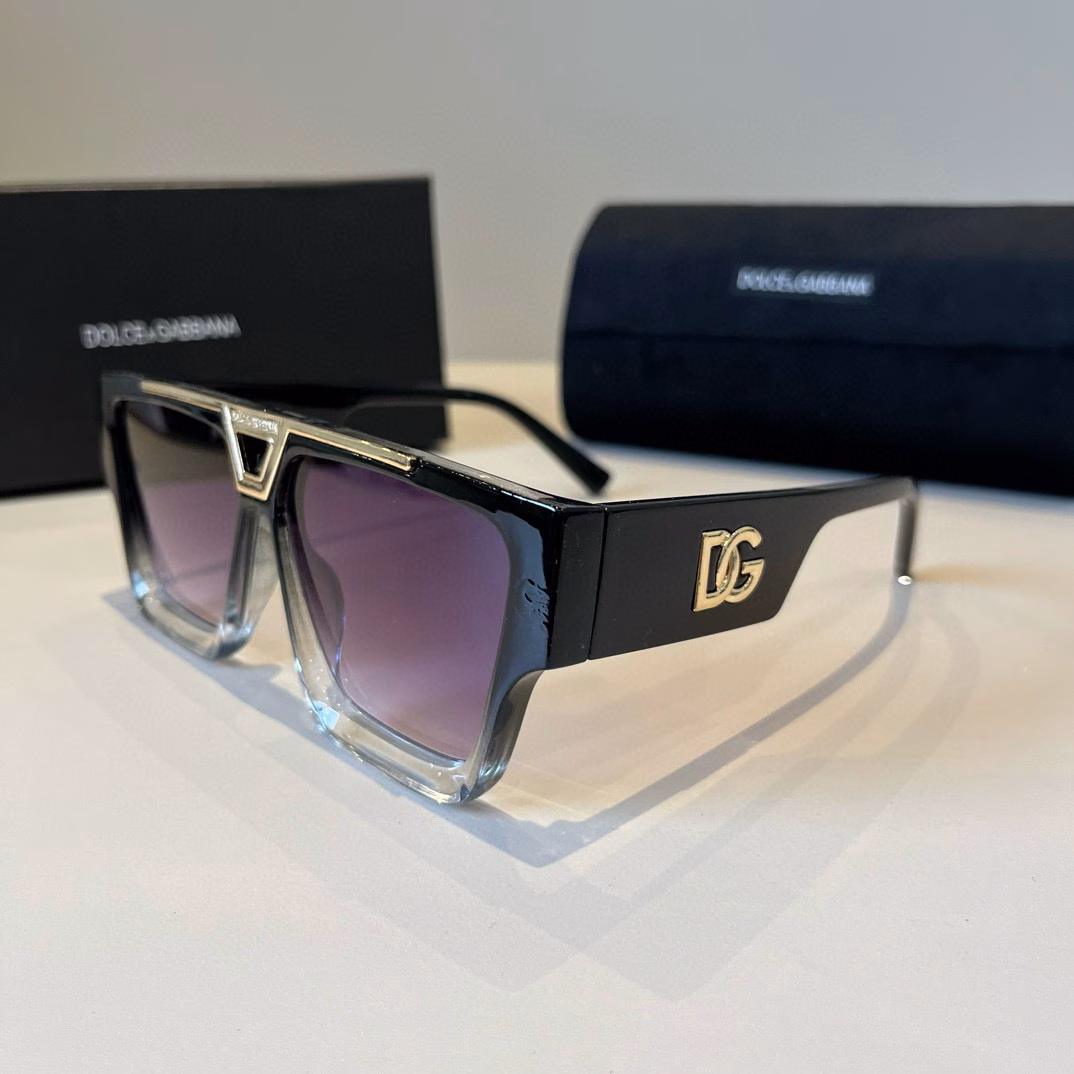Dolce & Gabbana's new fashionable and individual sunglasses, this one is super gentle and has the flavor of summer