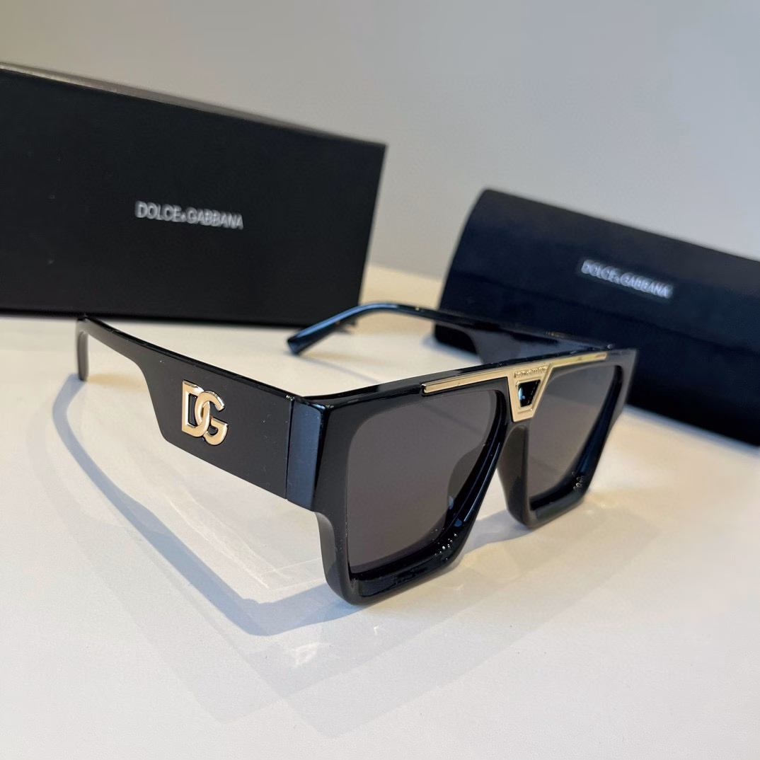 Dolce & Gabbana's new fashionable and individual sunglasses, this one is super gentle and has the flavor of summer