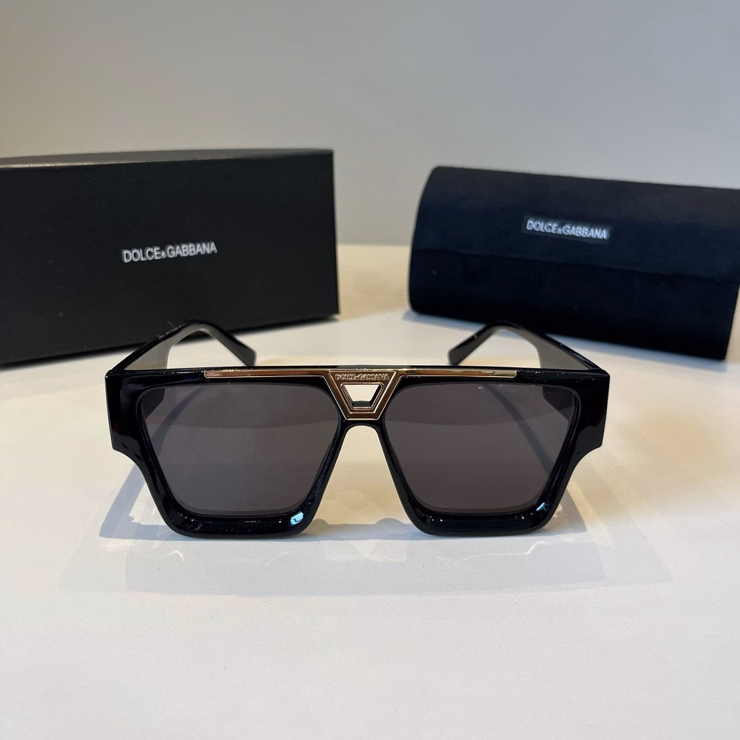 Dolce & Gabbana's new fashionable and individual sunglasses, this one is super gentle and has the flavor of summer