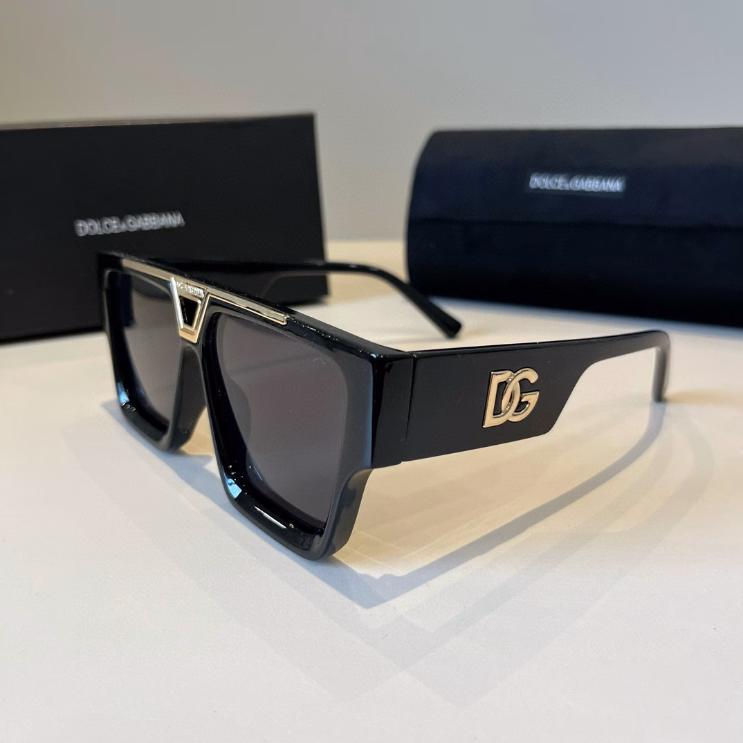 Dolce & Gabbana's new fashionable and individual sunglasses, this one is super gentle and has the flavor of summer