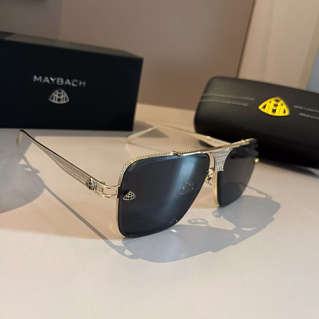 A man with Maybach aviator sunglassesMAYBAC MACHONE
