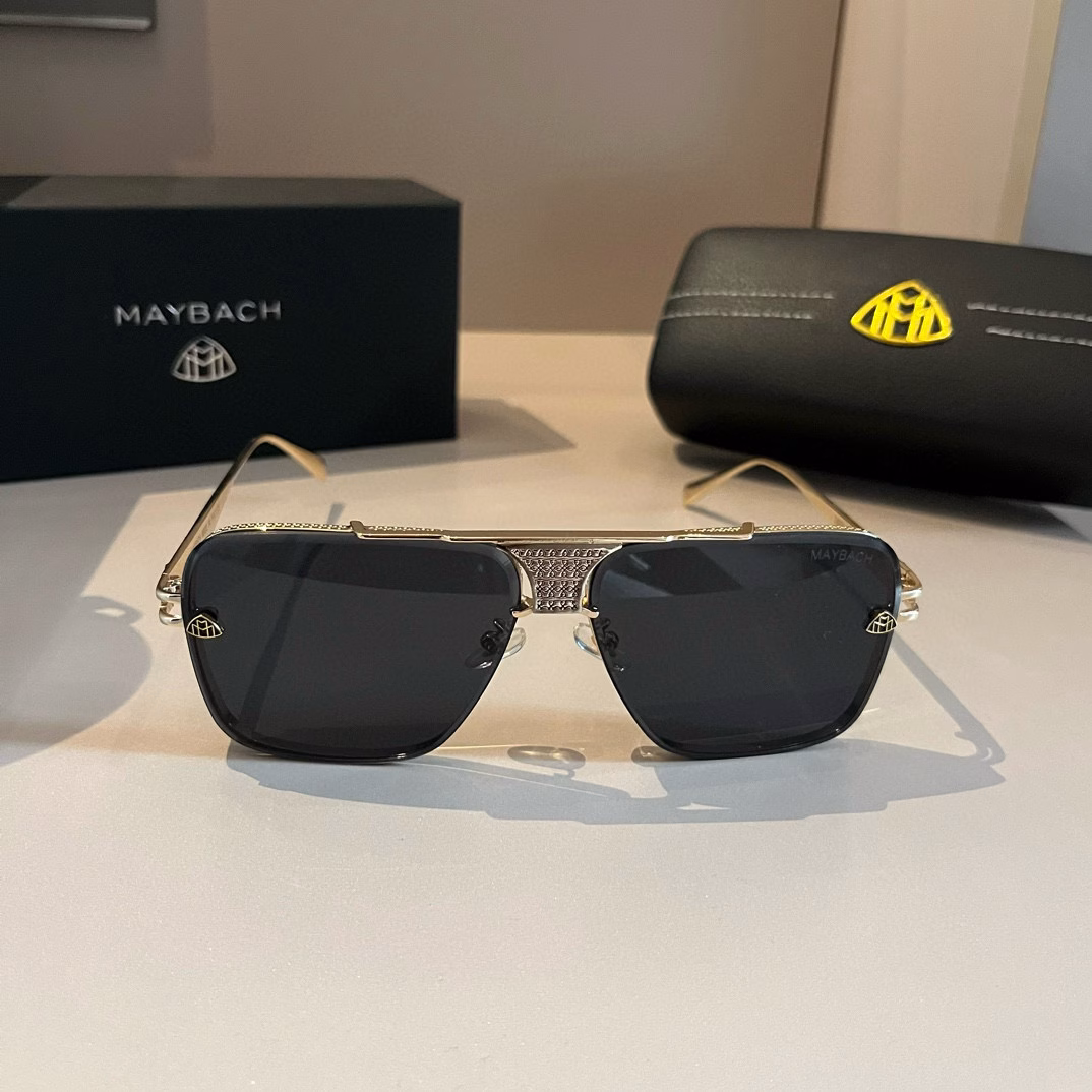 A man with Maybach aviator sunglassesMAYBAC MACHONE