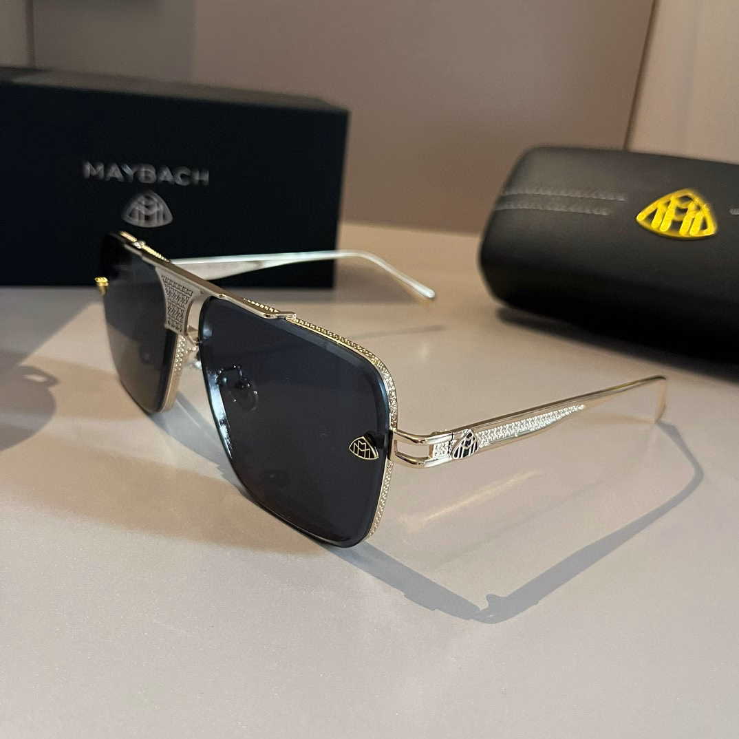 A man with Maybach aviator sunglassesMAYBAC MACHONE