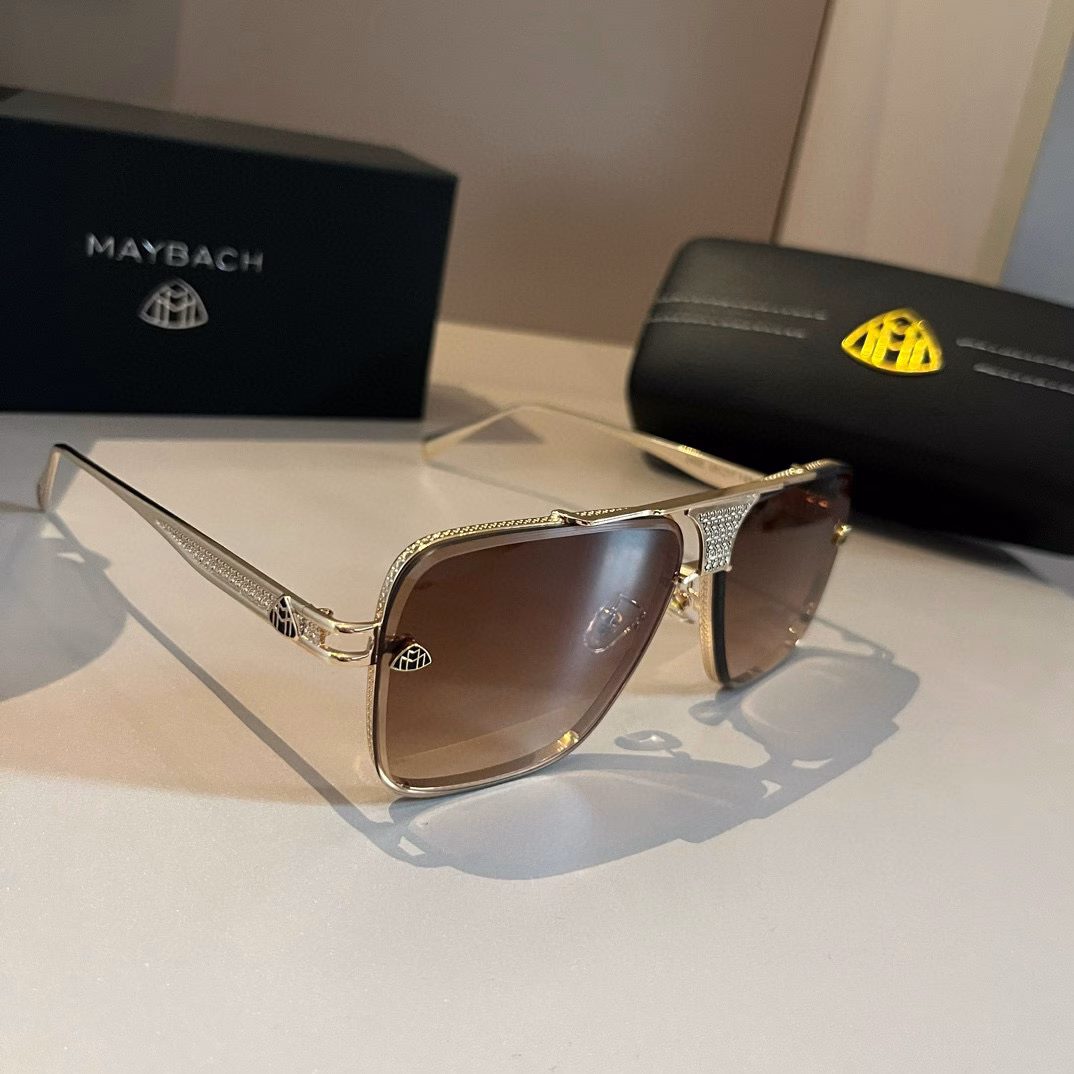 A man with Maybach aviator sunglassesMAYBAC MACHONE