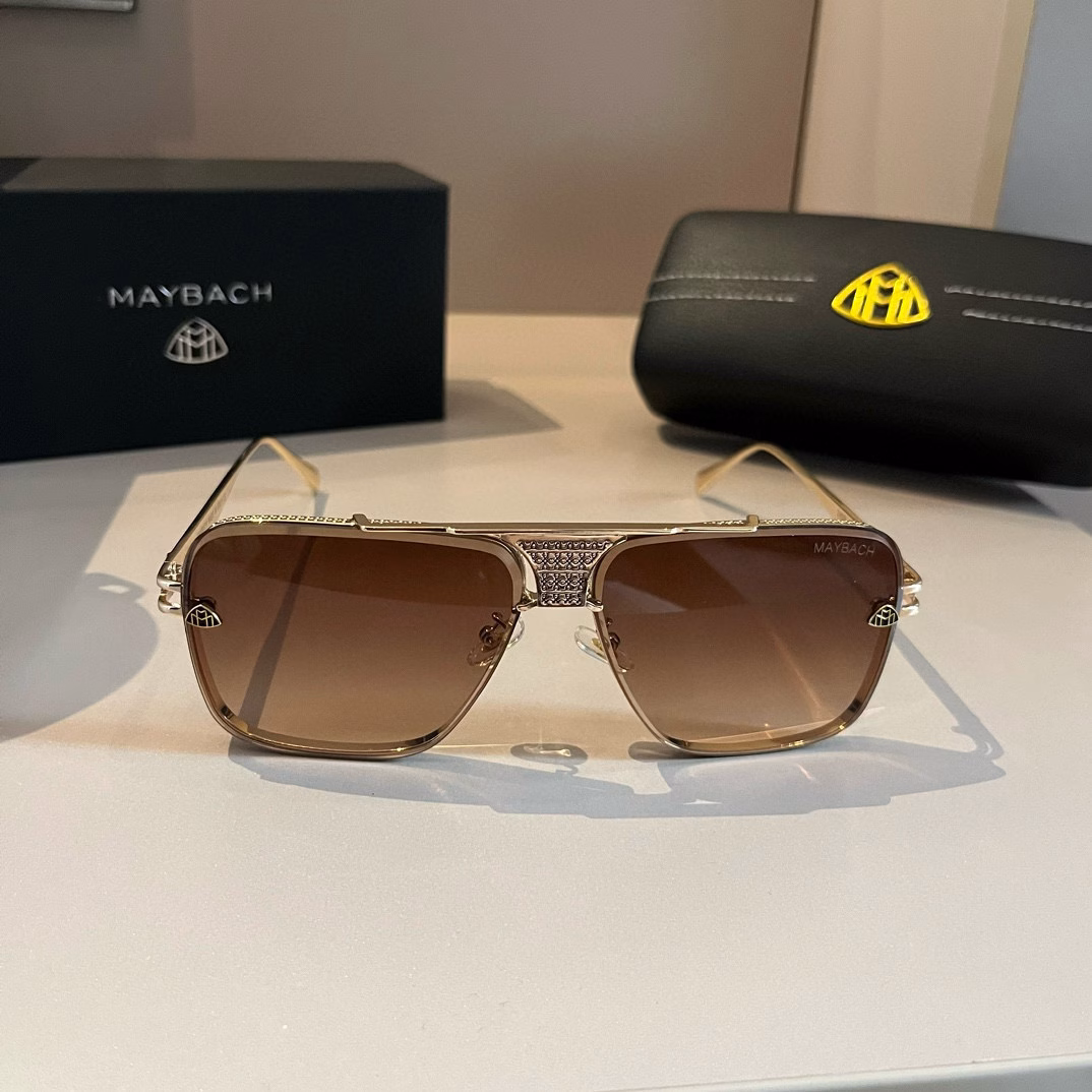A man with Maybach aviator sunglassesMAYBAC MACHONE