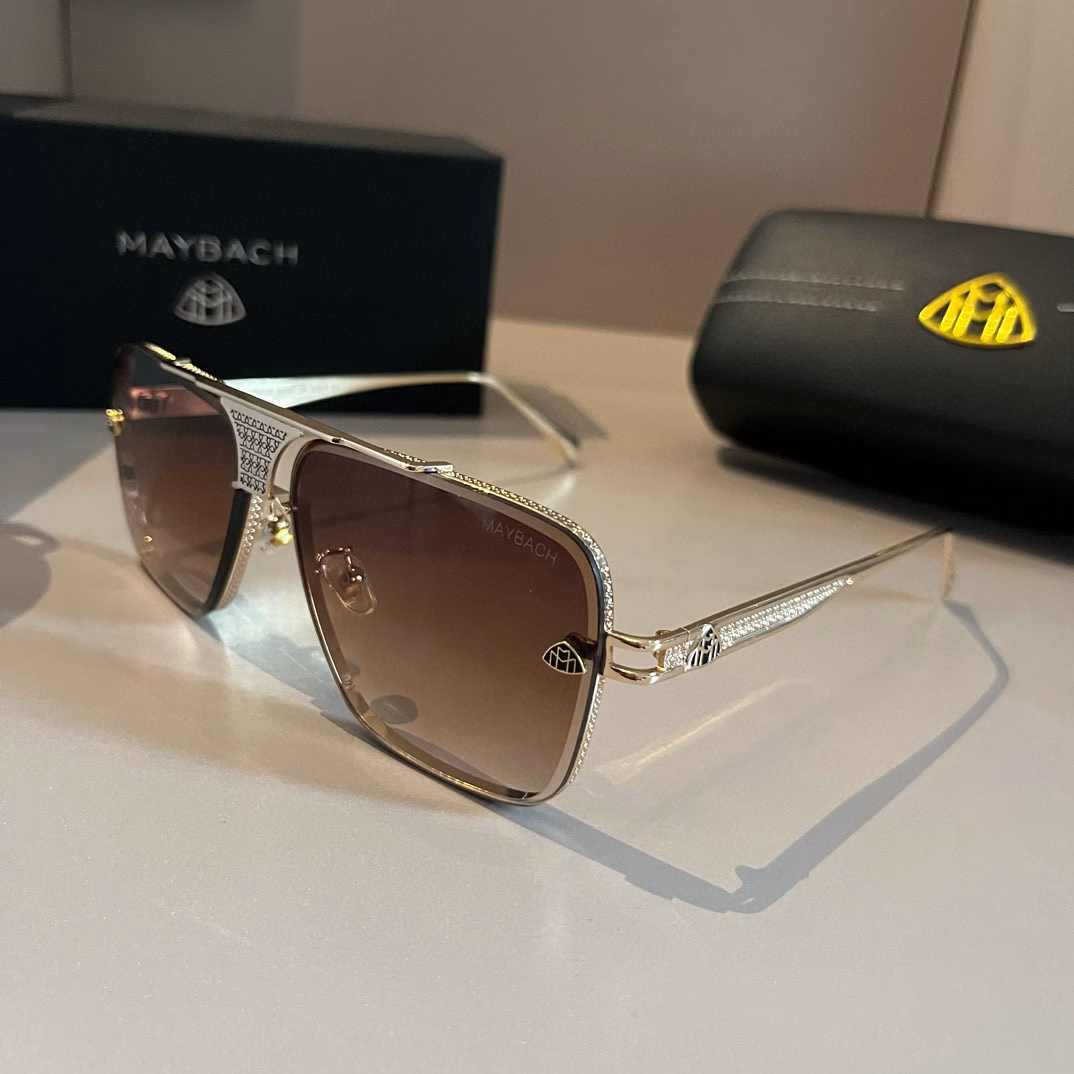 A man with Maybach aviator sunglassesMAYBAC MACHONE