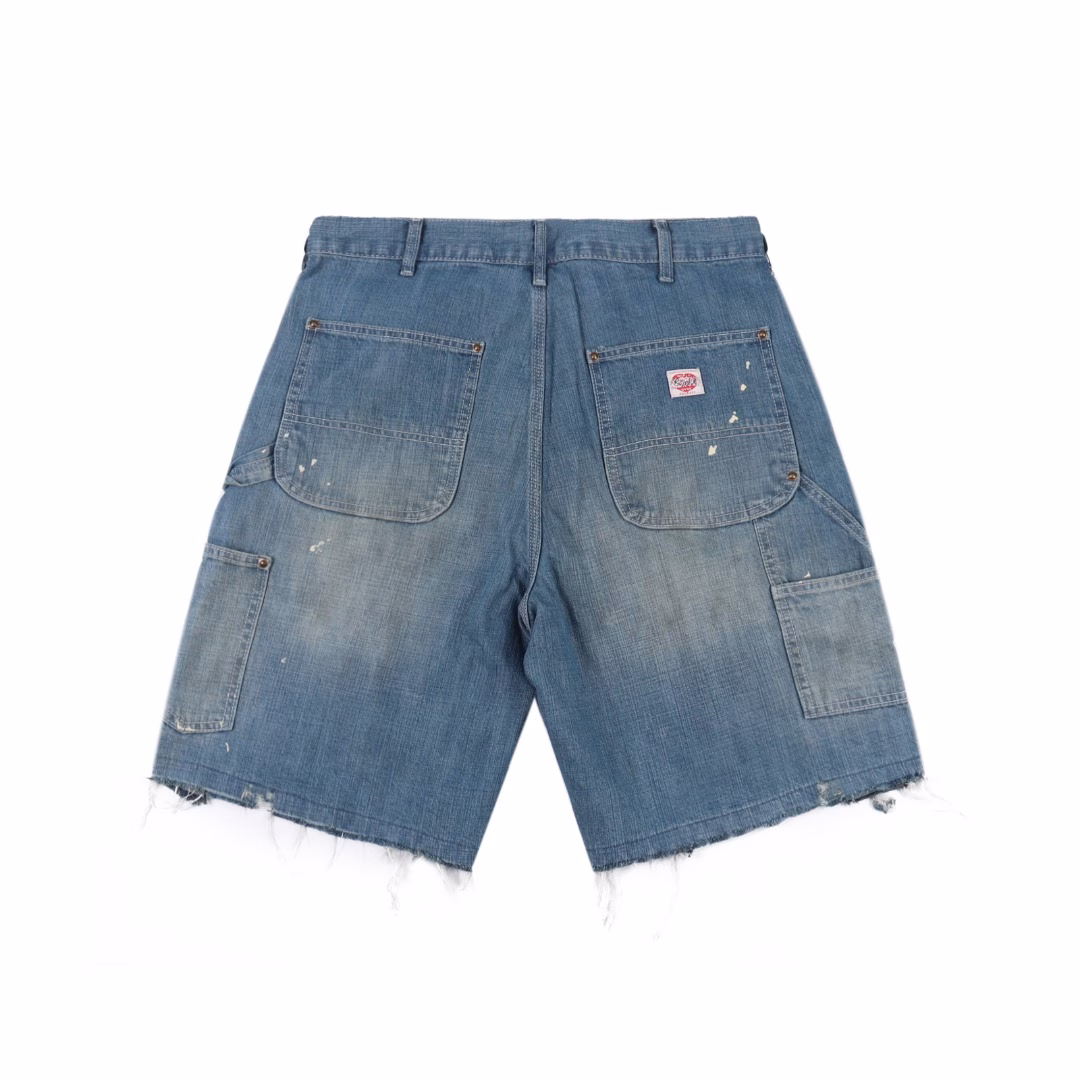 SAINT MICHAEL 25SS Splashed ink fringed logging Denim shortsThe entire pair of trousers is made of 430g 100% pure cotton 15-ounce cyrown denim fabric. The production process of this pair of trousers is more expensive than that of previous trousers. There are too many parts that need to be washed and aged. The re-washing water is used for a chestnut fading treatment to create local mottled fading. The front piece is designed with a practical large pocket, and the edges are reinforced with metal rivets. The deep blue denim base is freely decorated with white ink patterns The feet create a casual and retro artistic feel. The edges are not locked, and the rough edges are treated to drape naturally. It is not a deliberate mess but an unadorned and genuine sense