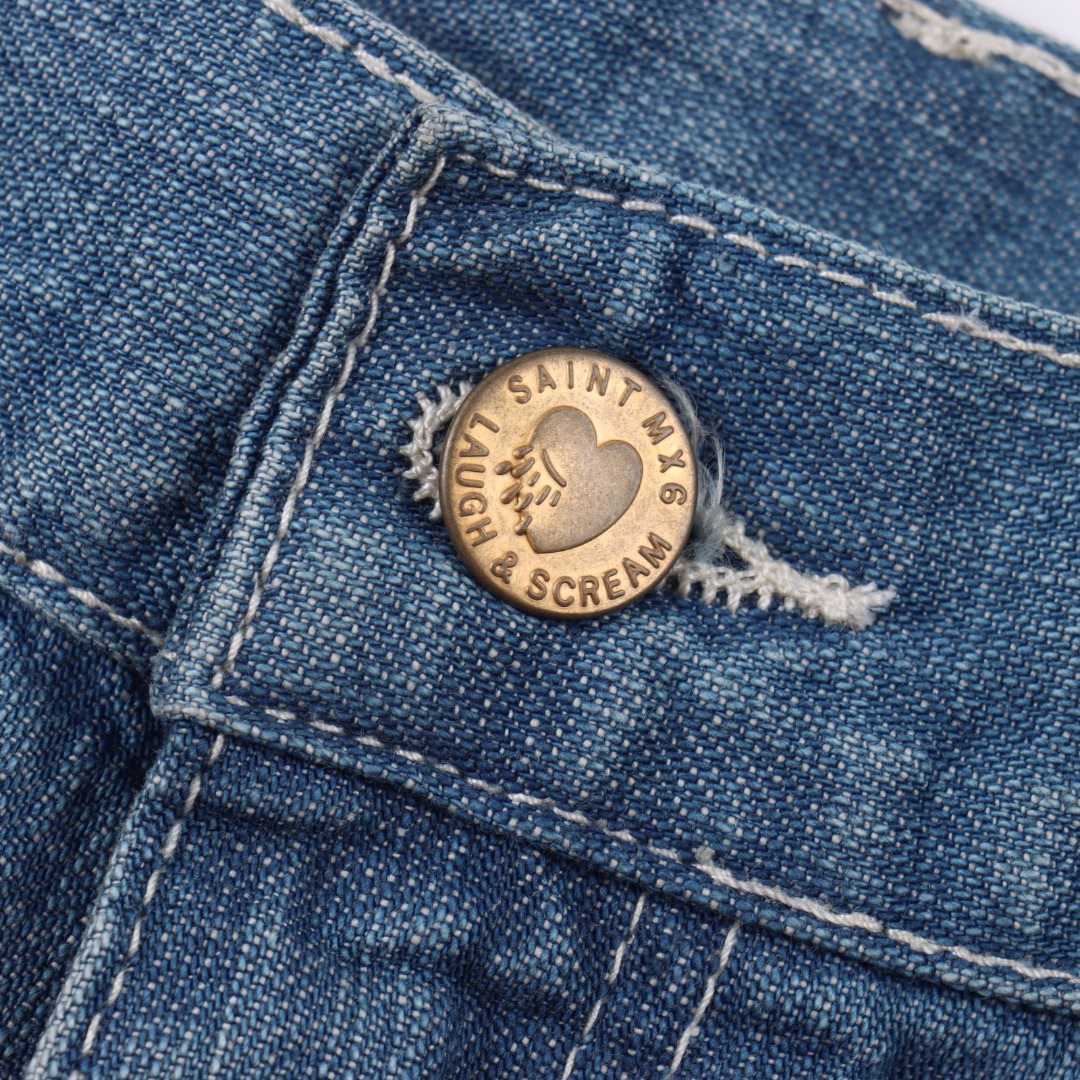 SAINT MICHAEL 25SS Splashed ink fringed logging Denim shortsThe entire pair of trousers is made of 430g 100% pure cotton 15-ounce cyrown denim fabric. The production process of this pair of trousers is more expensive than that of previous trousers. There are too many parts that need to be washed and aged. The re-washing water is used for a chestnut fading treatment to create local mottled fading. The front piece is designed with a practical large pocket, and the edges are reinforced with metal rivets. The deep blue denim base is freely decorated with white ink patterns The feet create a casual and retro artistic feel. The edges are not locked, and the rough edges are treated to drape naturally. It is not a deliberate mess but an unadorned and genuine sense