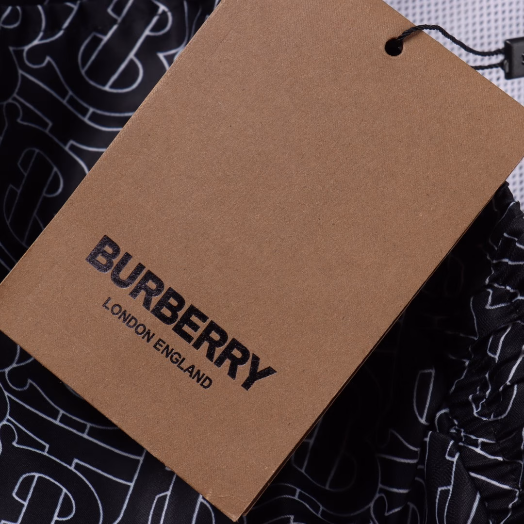 Burberry 25ss beach shorts with full logo printsExquisitely crafted woven fabric, custom-made hardware, fine workmanship, first-class texture, excellent drape, enjoy the cool moments of summer and the beach!