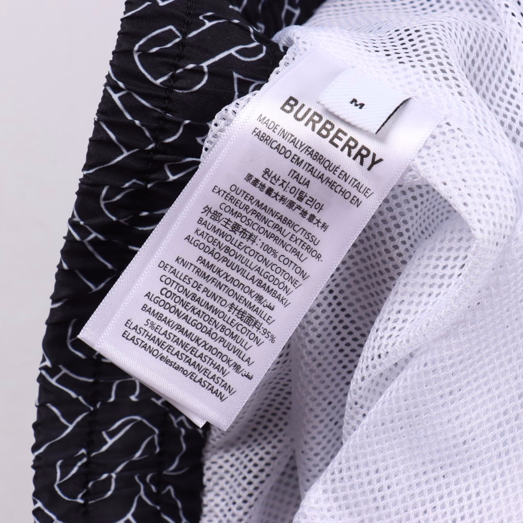 Burberry 25ss beach shorts with full logo printsExquisitely crafted woven fabric, custom-made hardware, fine workmanship, first-class texture, excellent drape, enjoy the cool moments of summer and the beach!