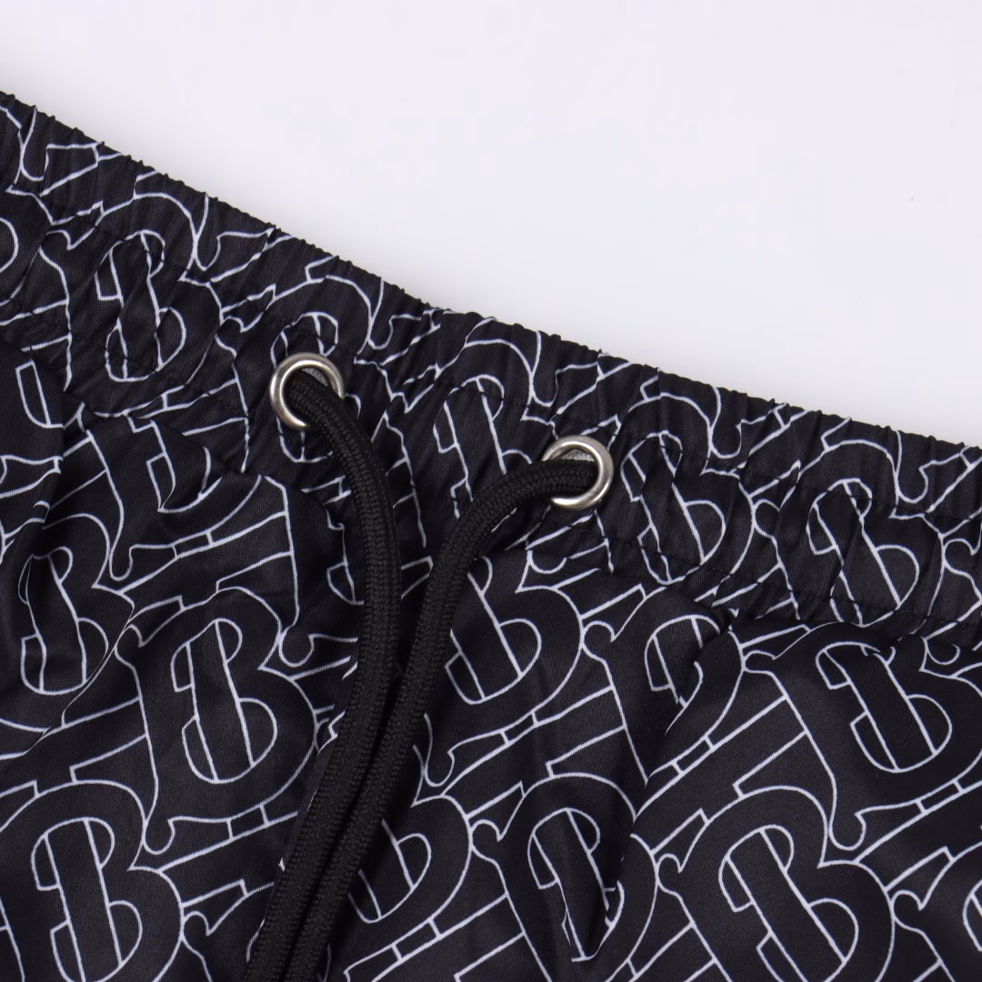 Burberry 25ss beach shorts with full logo printsExquisitely crafted woven fabric, custom-made hardware, fine workmanship, first-class texture, excellent drape, enjoy the cool moments of summer and the beach!