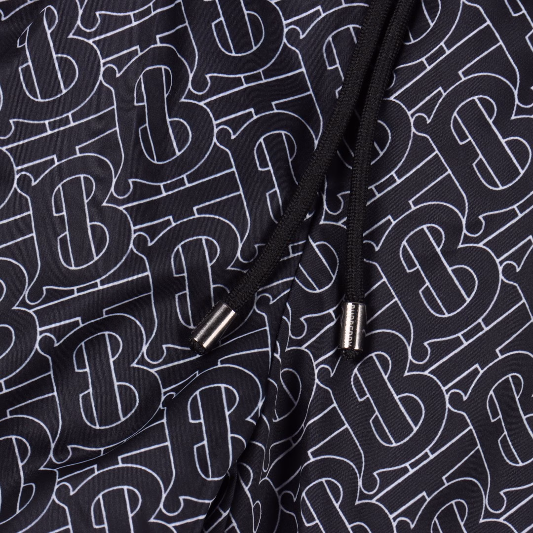 Burberry 25ss beach shorts with full logo printsExquisitely crafted woven fabric, custom-made hardware, fine workmanship, first-class texture, excellent drape, enjoy the cool moments of summer and the beach!