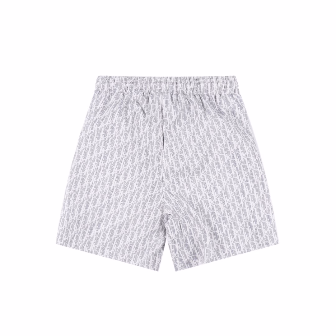 Dior 24ss Full Print beach shortsThe CD full-print shorts are made of imported high-count and high-density all-cotton woven fabric. The full-body embossed pattern elements are printed by German original imported digital direct printing machinery. After printing, a penetration process is carried out. Special infrared positioning is used for pattern matching to restore the original pattern matching effect