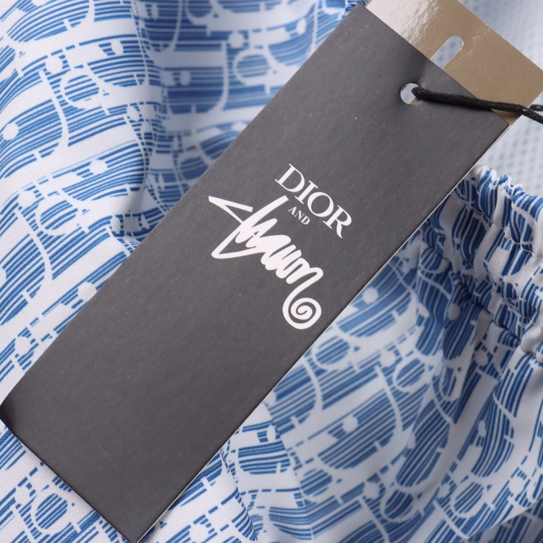 Dior 24ss Full Print beach shortsThe CD full-print shorts are made of imported high-count and high-density all-cotton woven fabric. The full-body embossed pattern elements are printed by German original imported digital direct printing machinery. After printing, a penetration process is carried out. Special infrared positioning is used for pattern matching to restore the original pattern matching effect
