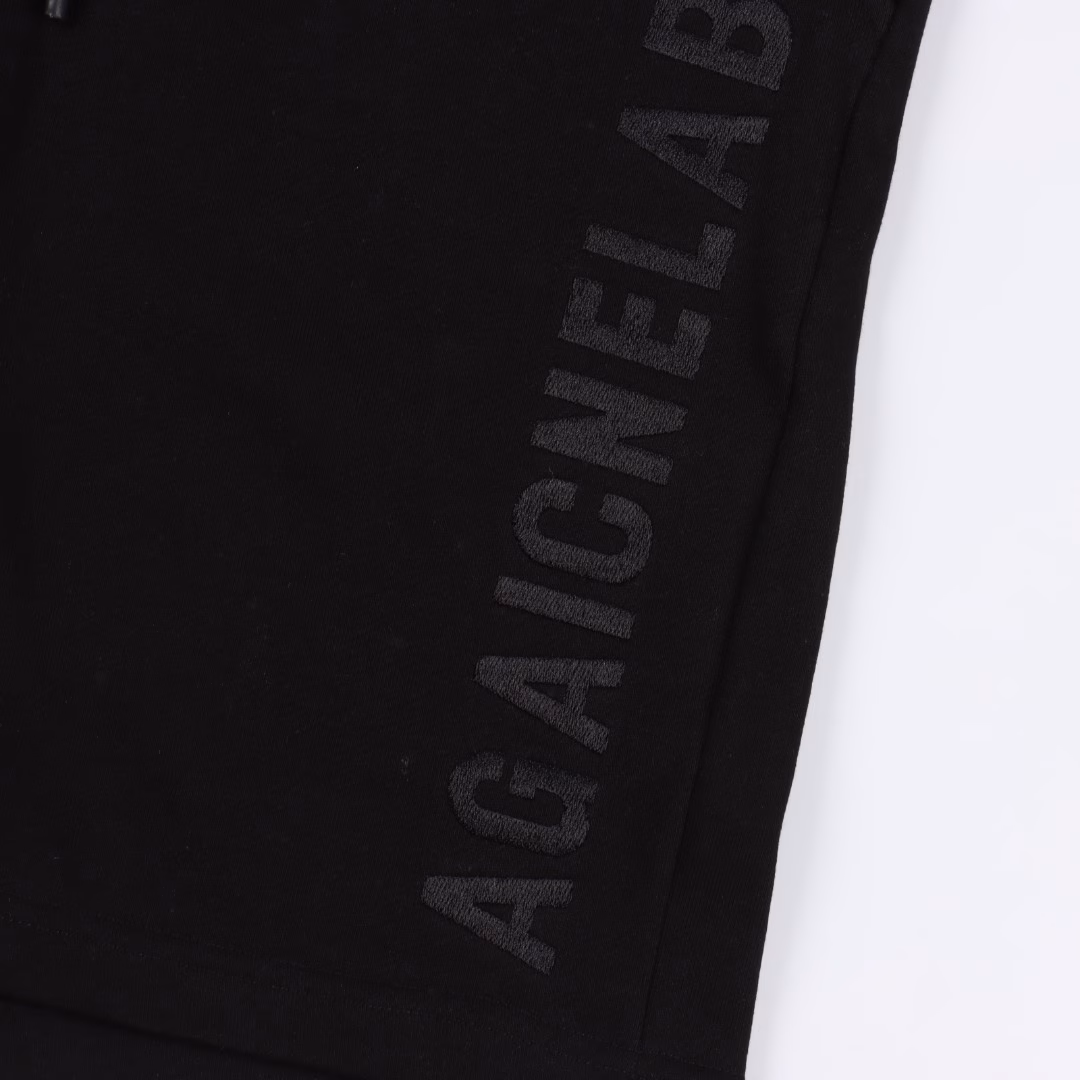 Balenciaga 25ss embroidered letter logo shortsThe fabric is made of 380g pure cotton loop fabric. After custom-dyeing the color, it undergoes a textured and etted treatment. Compared with the original version, it is treated to be silky smooth and super soft. The fabric surface texture has clear and distinct strands, and the drape is excellent. The workmanship is exquisite and meets the standards for foreign trade exports. The embroidery process uses the Blinkda embroidery machine, making the embroidery colors more full, the embroidery more three-dimensional, with high breathability and comfort, and the details are impeccable. The touch is delicate and soft! The upper body style is amazing!