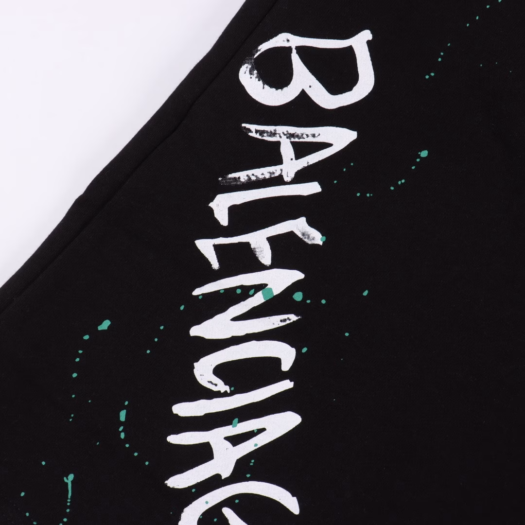Balenciaga 25ss Double B letter printed shortsThe fabric is made of 380g pure cotton loop fabric. After custom-dyeing the color, it undergoes a textured and etted treatment. Compared with the original version, it is treated to be silky smooth and super soft. The fabric surface texture has clear and distinct strands, and the drape is excellent. The workmanship is exquisite and meets the standards for foreign trade exports. The embroidery process uses the Blinkda embroidery machine, making the embroidery colors more full, the embroidery more three-dimensional, with high breathability and comfort, and the details are impeccable. The touch is delicate and soft! The upper body style is amazing!