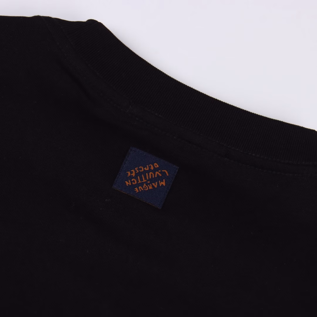 Louis Vuitton 25ss short sleeve with diamond-encrusted embroidered letter logoCustom-made 26 pieces of 280-gram combed cotton fabric, with imported Ocron embossed and pasted fabric technology. The detailed edge wrapping is exquisitely crafted. The os pattern is cut, making it loose and slimming when worn, with a rich texture.