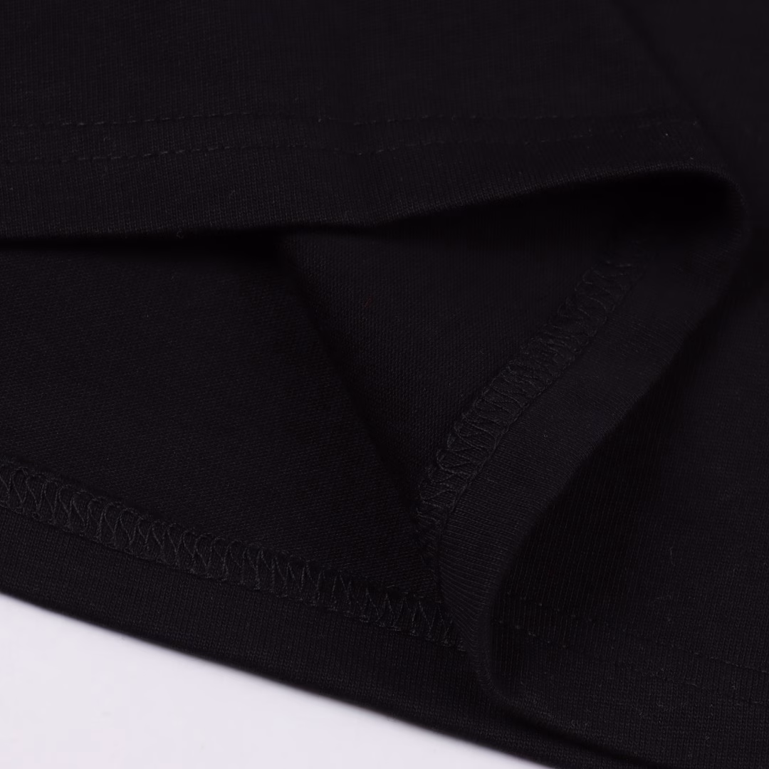 Louis Vuitton 25ss short sleeve with diamond-encrusted embroidered letter logoCustom-made 26 pieces of 280-gram combed cotton fabric, with imported Ocron embossed and pasted fabric technology. The detailed edge wrapping is exquisitely crafted. The os pattern is cut, making it loose and slimming when worn, with a rich texture.
