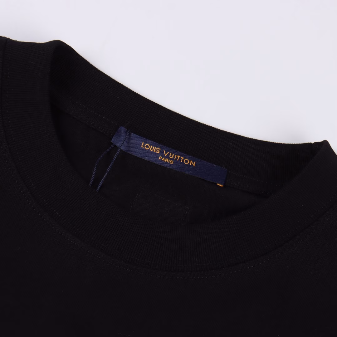 Louis Vuitton 25ss short sleeve with diamond-encrusted embroidered letter logoCustom-made 26 pieces of 280-gram combed cotton fabric, with imported Ocron embossed and pasted fabric technology. The detailed edge wrapping is exquisitely crafted. The os pattern is cut, making it loose and slimming when worn, with a rich texture.