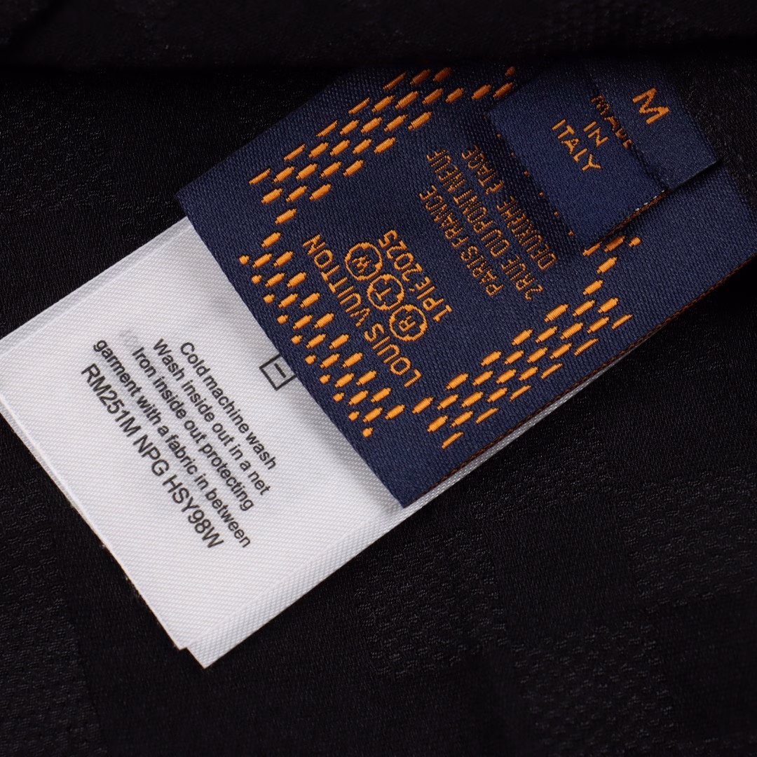 LOUIS VUITTON LV checkered jacquard suit short-sleeved shirtGenuine purchase, custom-made LV checkered bubble texture fabric, 75D interlining, custom-made fabric, positioning cutting bed, custom-made accessories, fitted silhouette