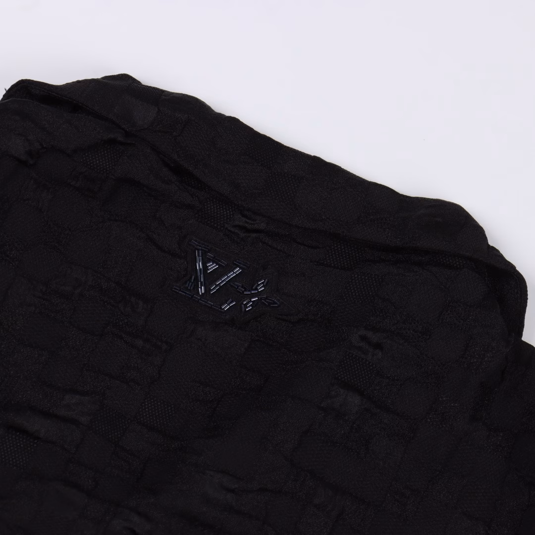 LOUIS VUITTON LV checkered jacquard suit short-sleeved shirtGenuine purchase, custom-made LV checkered bubble texture fabric, 75D interlining, custom-made fabric, positioning cutting bed, custom-made accessories, fitted silhouette