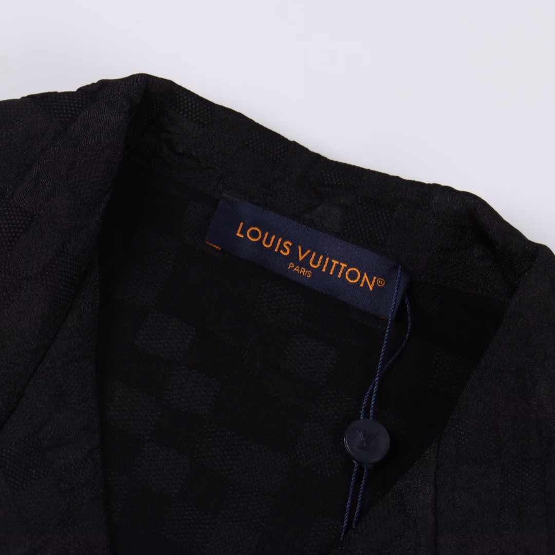 LOUIS VUITTON LV checkered jacquard suit short-sleeved shirtGenuine purchase, custom-made LV checkered bubble texture fabric, 75D interlining, custom-made fabric, positioning cutting bed, custom-made accessories, fitted silhouette