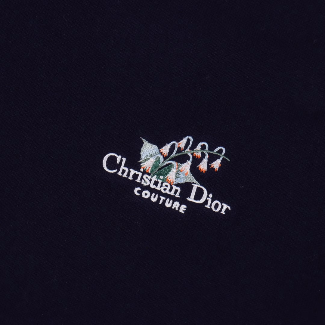 Dior CD lily of the Valley embroidered contrasting color short-sleeved T-shirtGenuine purchase, 40 count double-strand combed cotton yarn, using imported Santonll 14-needle loom, imported embroidery, wool yeast washing, custom accessories, well-fitting pattern