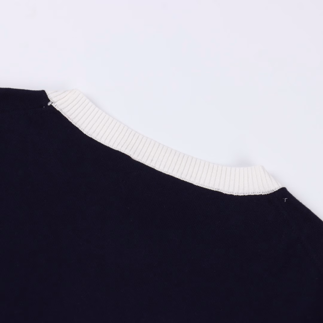 Dior CD lily of the Valley embroidered contrasting color short-sleeved T-shirtGenuine purchase, 40 count double-strand combed cotton yarn, using imported Santonll 14-needle loom, imported embroidery, wool yeast washing, custom accessories, well-fitting pattern