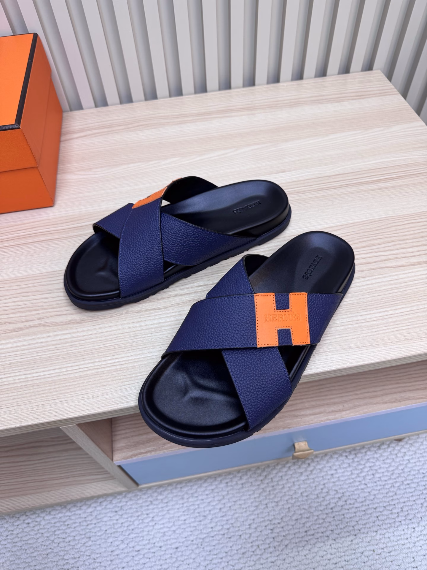 Hermes 🐎 The hottest couple pair of uncle sandals/the latest hardware buckle sandals and slippers, with all kinds of colorful socks, are super trendy!