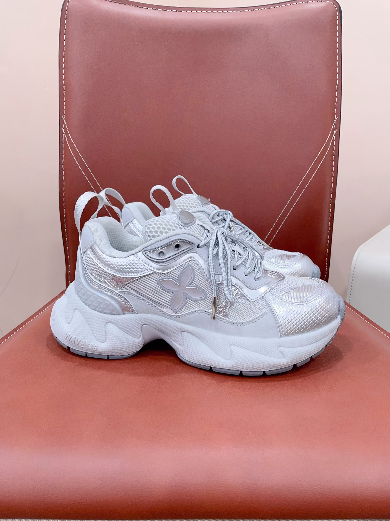 13DEMARZ* Niche streetwear ✅24ss new stereoscopic doll dissolving canvas shoesThe three-dimensional bear doll dissolving canvas shoes feature a unique dissolving design, making every step full of funThe three-dimensional design of the little bear doll makes this pair of shoes stand out in the crowd and become the most eye-catching kid on the streetThe foam large toe sole is soft, cute and super light. It's a must-have for beauties