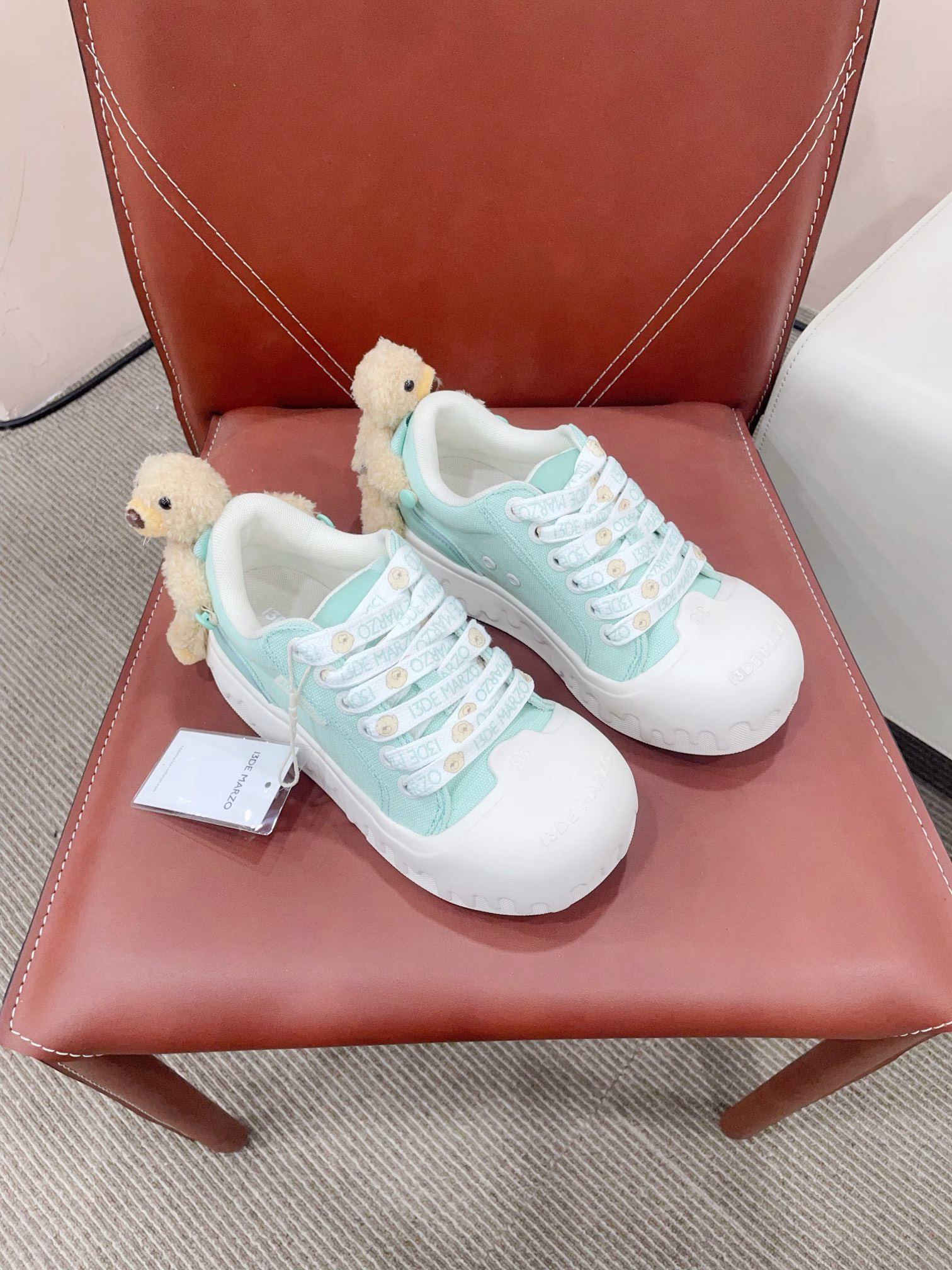 13DEMARZ* Niche streetwear ✅24ss new stereoscopic doll dissolving canvas shoesThe three-dimensional bear doll dissolving canvas shoes feature a unique dissolving design, making every step full of funThe three-dimensional design of the little bear doll makes this pair of shoes stand out in the crowd and become the most eye-catching kid on the streetThe foam large toe sole is soft, cute and super light. It's a must-have for beauties