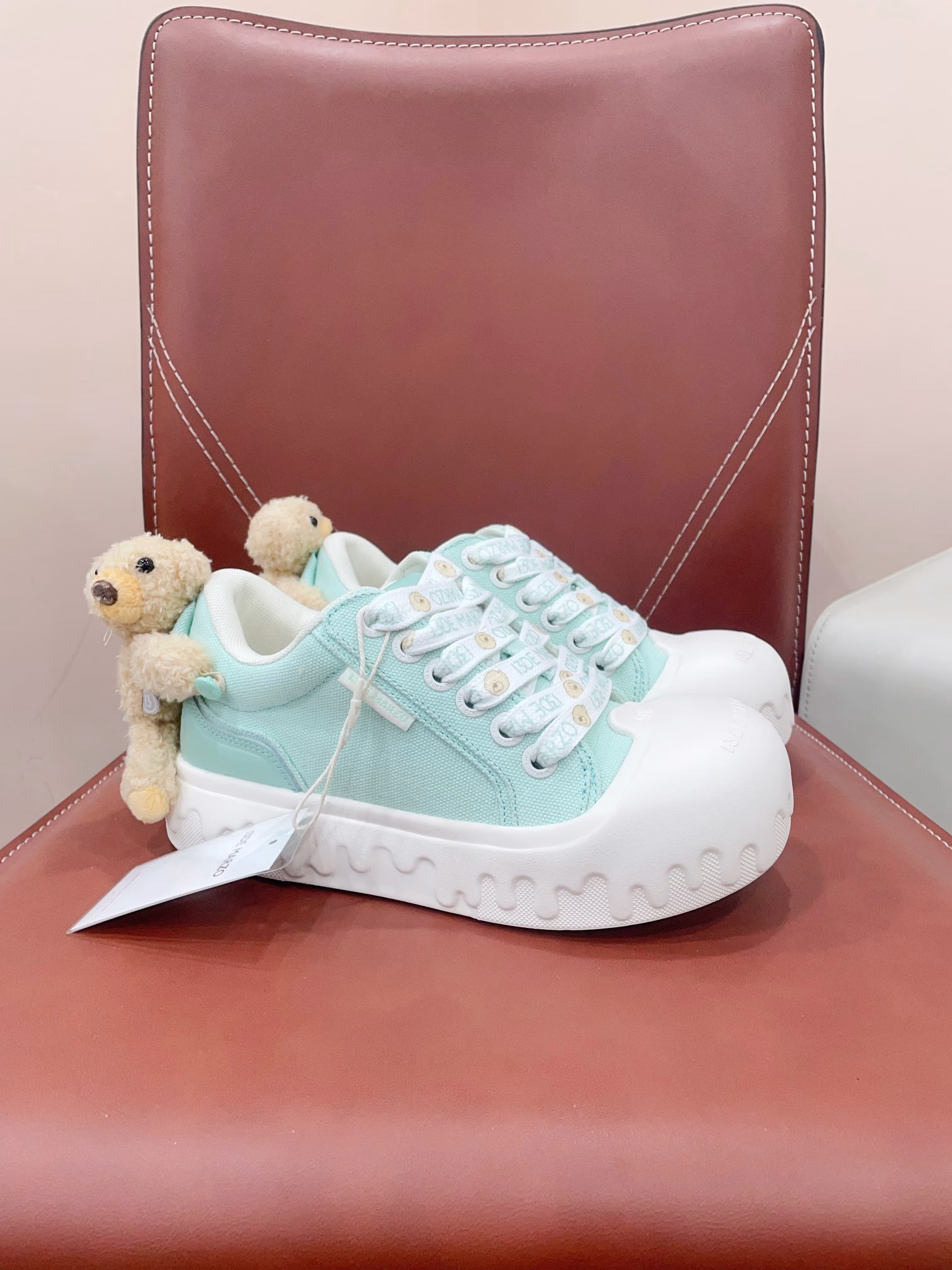 13DEMARZ* Niche streetwear ✅24ss new stereoscopic doll dissolving canvas shoesThe three-dimensional bear doll dissolving canvas shoes feature a unique dissolving design, making every step full of funThe three-dimensional design of the little bear doll makes this pair of shoes stand out in the crowd and become the most eye-catching kid on the streetThe foam large toe sole is soft, cute and super light. It's a must-have for beauties