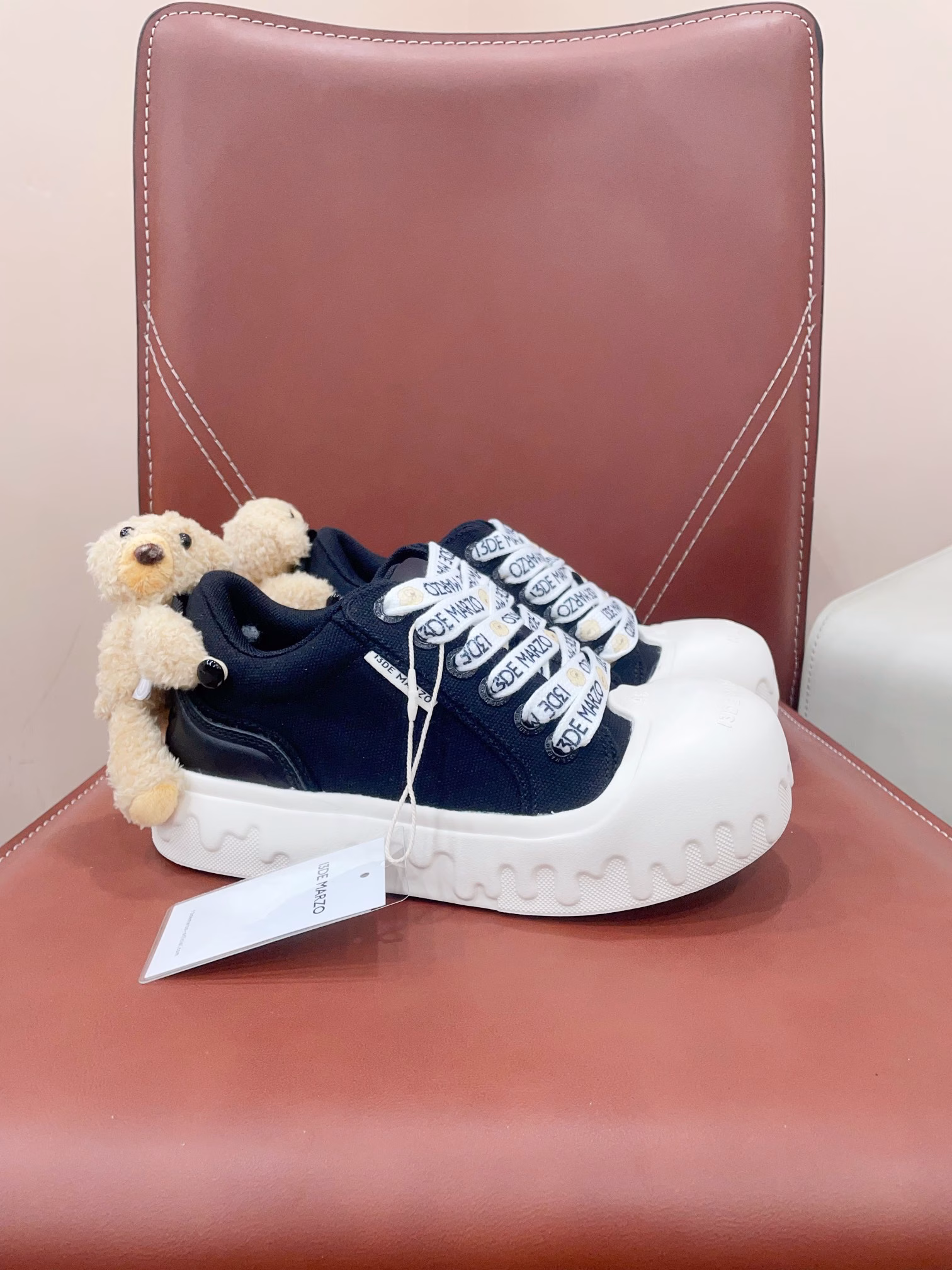 13DEMARZ* Niche streetwear ✅24ss new stereoscopic doll dissolving canvas shoesThe three-dimensional bear doll dissolving canvas shoes feature a unique dissolving design, making every step full of funThe three-dimensional design of the little bear doll makes this pair of shoes stand out in the crowd and become the most eye-catching kid on the streetThe foam large toe sole is soft, cute and super light. It's a must-have for beauties