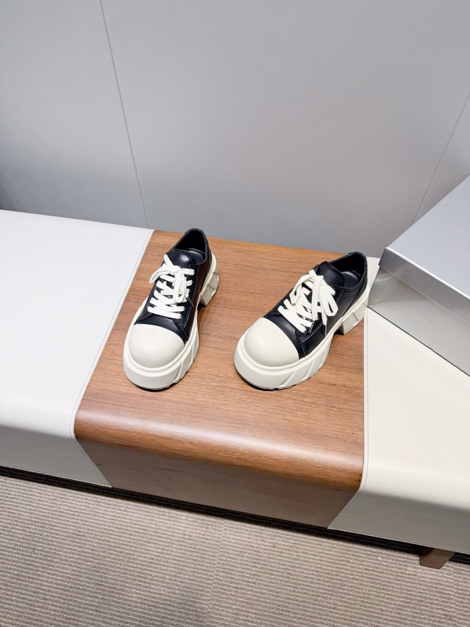 The latest blockbuster of SMF-2025 Spring/SummerThick-soled cross-shaped casual shoesThe versatile minimalist Chinese trend, the new work inherits many of the brand's winning popular elements and is bound to be a hitThis single shoe offers endless possibilities for matching. It can be worn with narrow-leg jeans or a mini skirt, or layered with a printed dress. The item is made of soft pure leather and features a comfortable thick heel of moderate height. The details also ensure a secure fit without shifting, creating a loose and laid-back style…