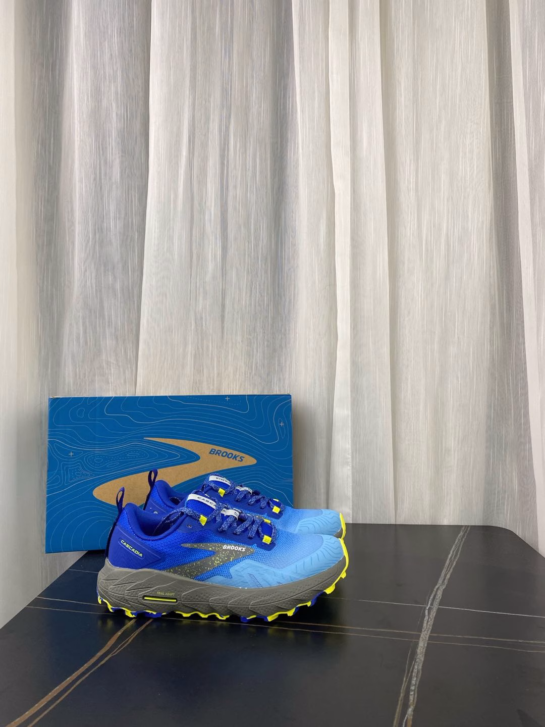 Brooks, a versatile, comfortable, shock-absorbing, wear-resistant and low-top running shoe for both men and women
