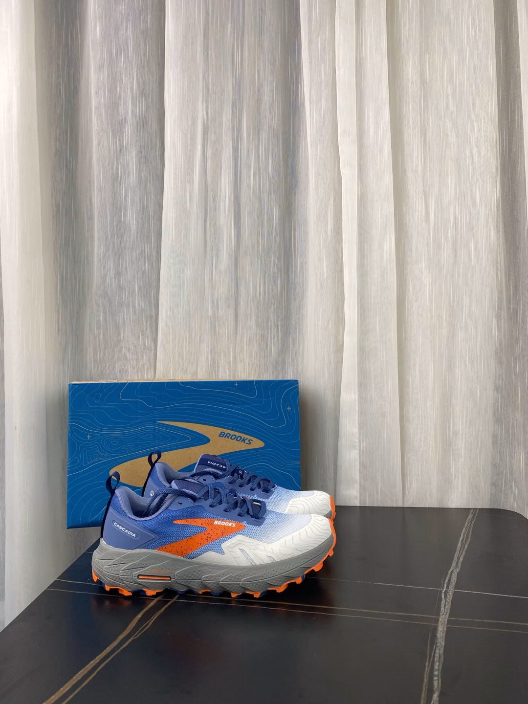 Brooks, a versatile, comfortable, shock-absorbing, wear-resistant and low-top running shoe for both men and women