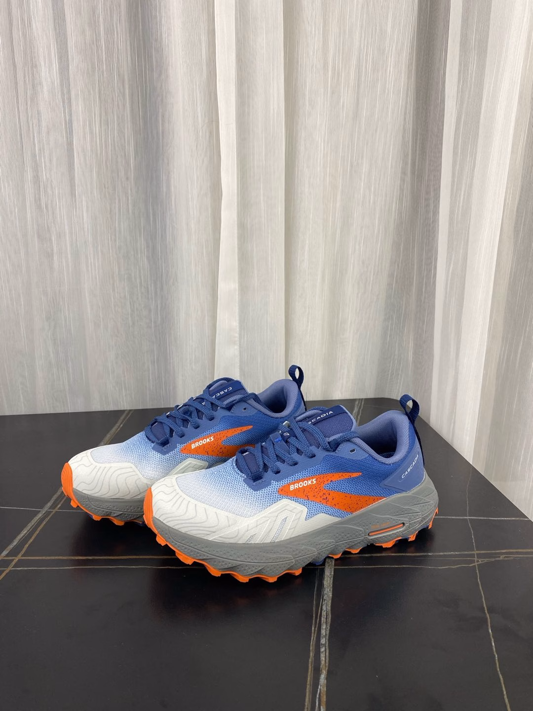 Brooks, a versatile, comfortable, shock-absorbing, wear-resistant and low-top running shoe for both men and women