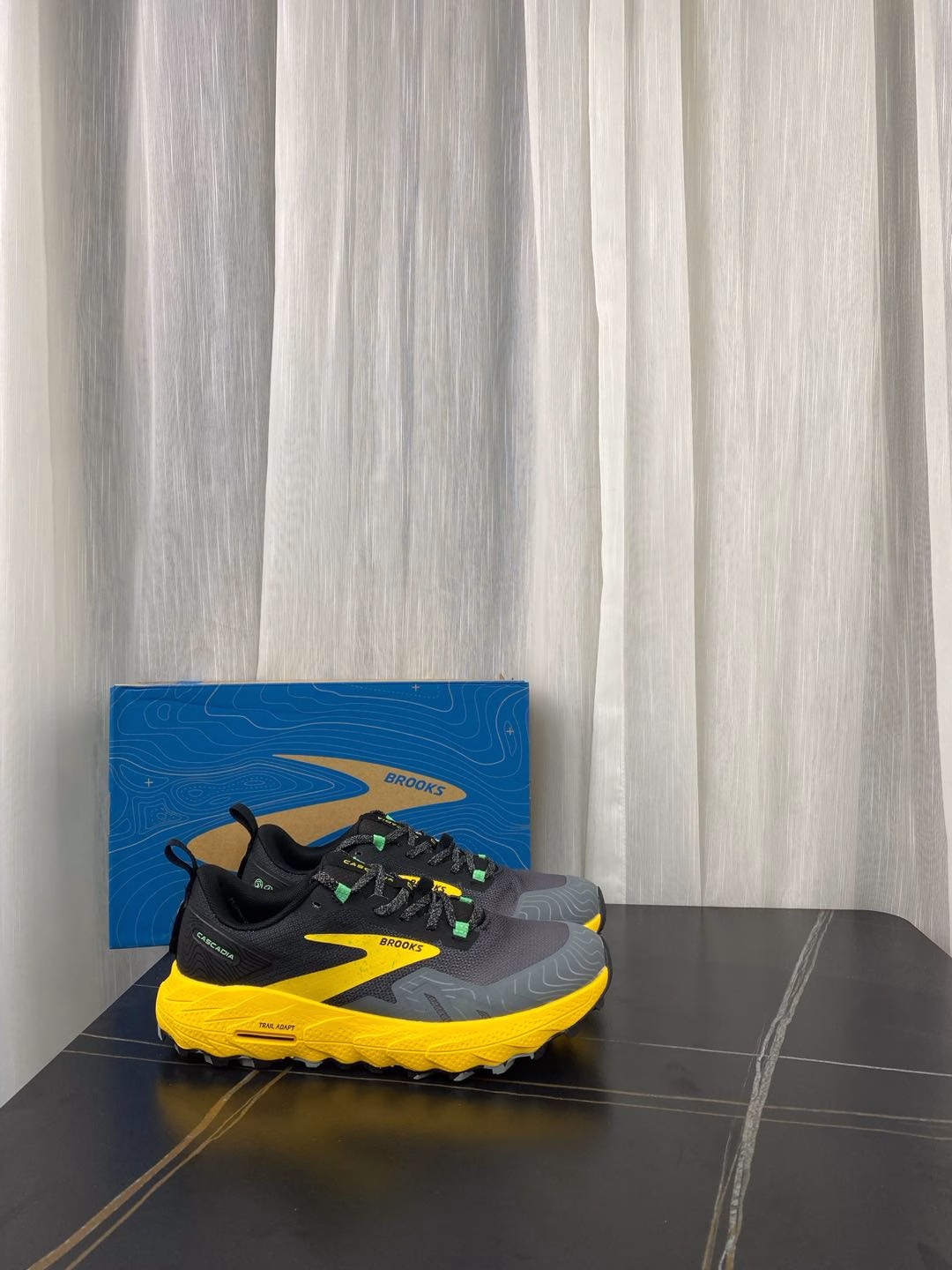 Brooks, a versatile, comfortable, shock-absorbing, wear-resistant and low-top running shoe for both men and women