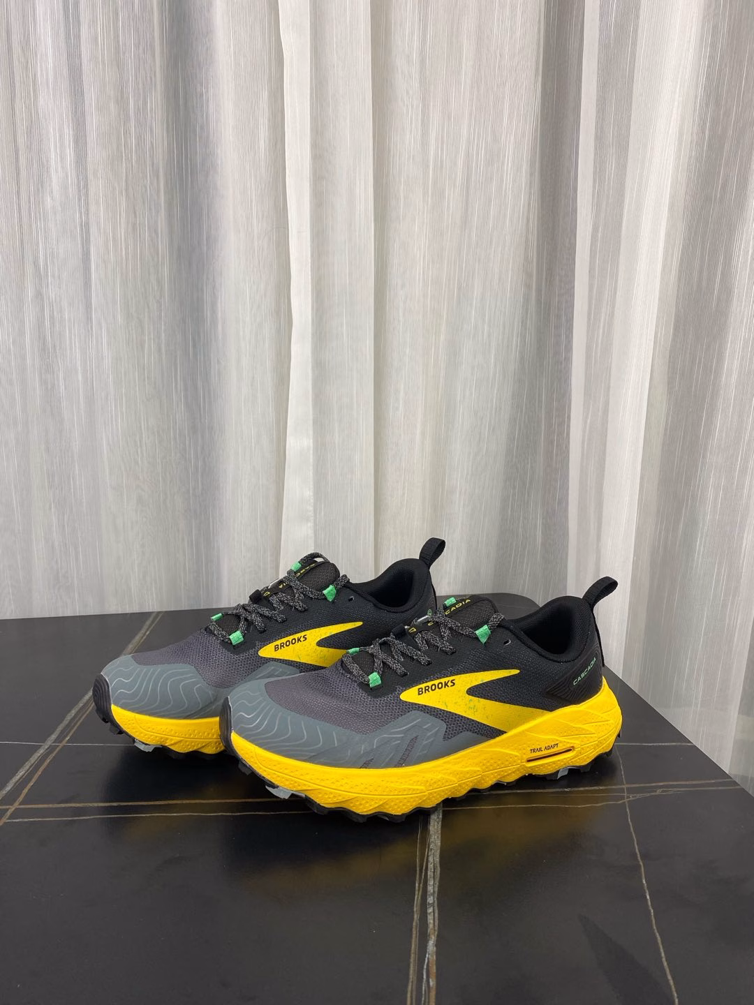 Brooks, a versatile, comfortable, shock-absorbing, wear-resistant and low-top running shoe for both men and women