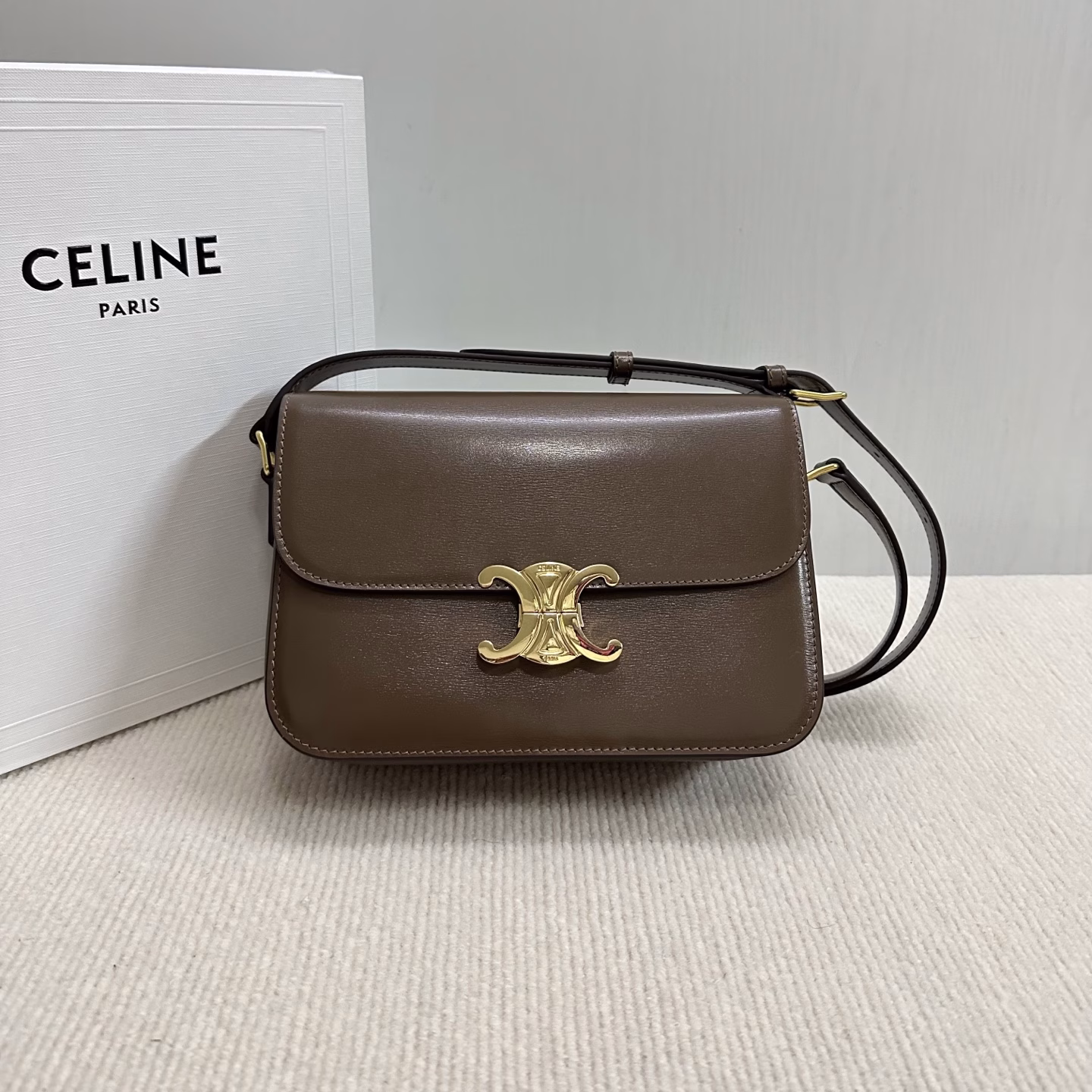 Triomphe_ New ClassicThe Arc de Triomphe new concept definition adds Parisian elements Retro style NOBLE TEMPERAMENT IS recognized again in the fashion field LOVE of many stars CLASSIC Re-innovation RE-REmakes CLASSIC BUCKLE EXQUISITE design very in line with the fashion frontier ✔️The outside is cowhide and the inside is pure sheepskin
