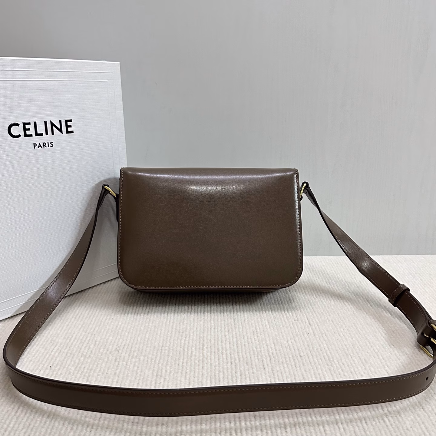 Triomphe_ New ClassicThe Arc de Triomphe new concept definition adds Parisian elements Retro style NOBLE TEMPERAMENT IS recognized again in the fashion field LOVE of many stars CLASSIC Re-innovation RE-REmakes CLASSIC BUCKLE EXQUISITE design very in line with the fashion frontier ✔️The outside is cowhide and the inside is pure sheepskin