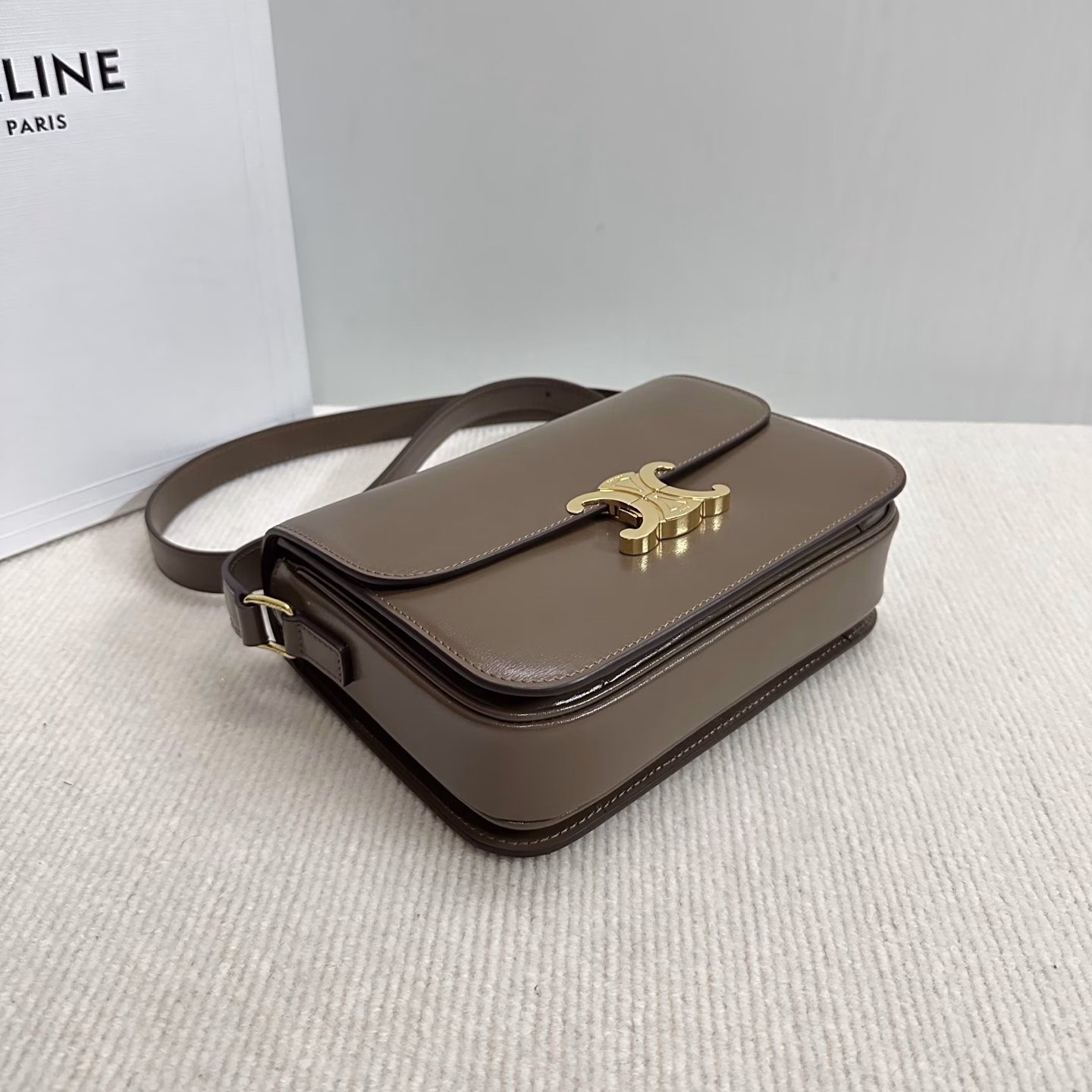 Triomphe_ New ClassicThe Arc de Triomphe new concept definition adds Parisian elements Retro style NOBLE TEMPERAMENT IS recognized again in the fashion field LOVE of many stars CLASSIC Re-innovation RE-REmakes CLASSIC BUCKLE EXQUISITE design very in line with the fashion frontier ✔️The outside is cowhide and the inside is pure sheepskin