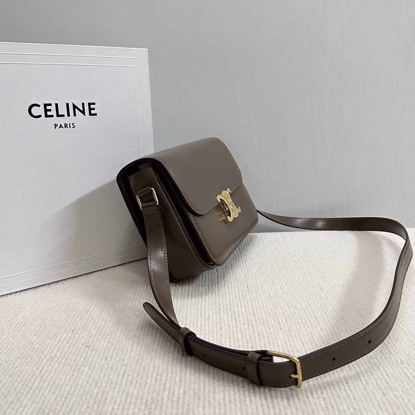 Triomphe_ New ClassicThe Arc de Triomphe new concept definition adds Parisian elements Retro style NOBLE TEMPERAMENT IS recognized again in the fashion field LOVE of many stars CLASSIC Re-innovation RE-REmakes CLASSIC BUCKLE EXQUISITE design very in line with the fashion frontier ✔️The outside is cowhide and the inside is pure sheepskin