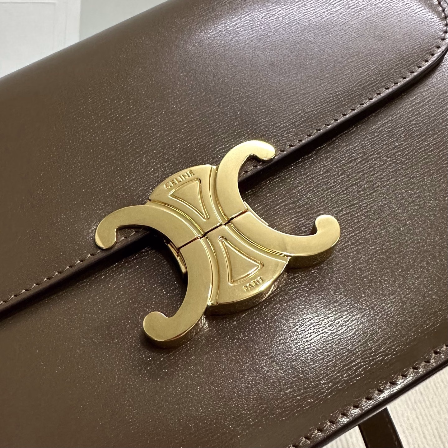 Triomphe_ New ClassicThe Arc de Triomphe new concept definition adds Parisian elements Retro style NOBLE TEMPERAMENT IS recognized again in the fashion field LOVE of many stars CLASSIC Re-innovation RE-REmakes CLASSIC BUCKLE EXQUISITE design very in line with the fashion frontier ✔️The outside is cowhide and the inside is pure sheepskin