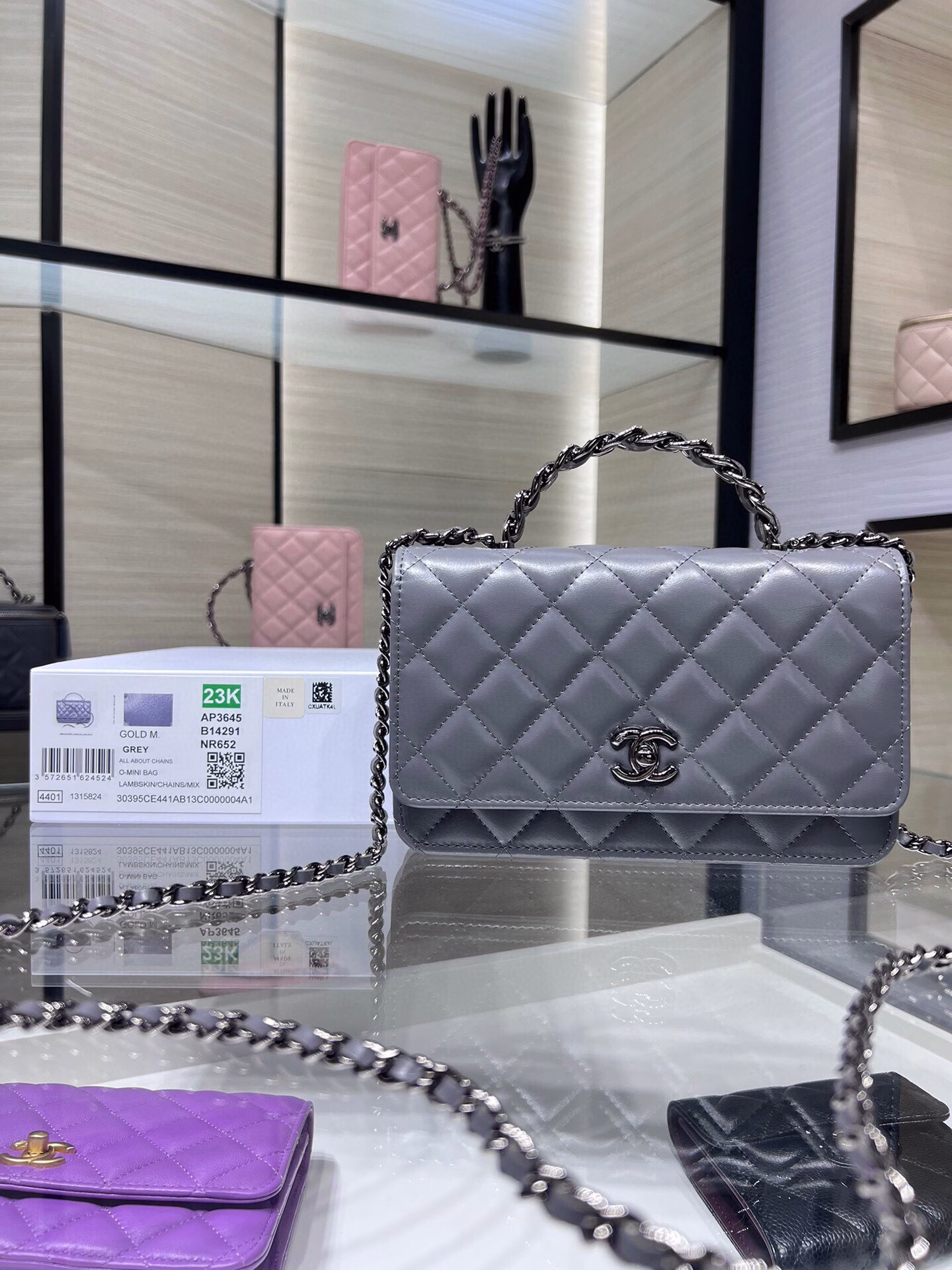 The new Ohanel 23K water diamond handle in Liaoning color is the dark horse of WOC this quarterRhinestones with cowhide