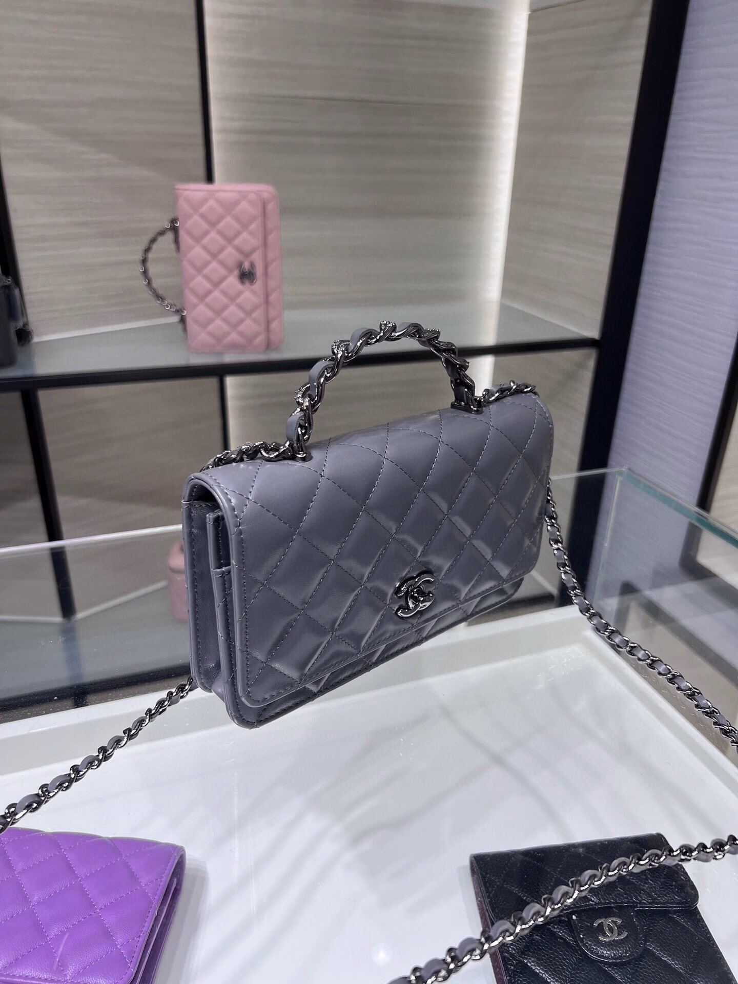 The new Ohanel 23K water diamond handle in Liaoning color is the dark horse of WOC this quarterRhinestones with cowhide