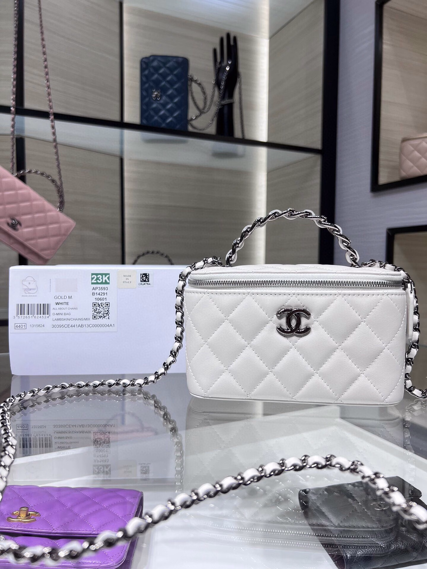 The new Ohanel 23K model in Liaoning color has a long hand-held box with a small mirror insidePortable makeup box