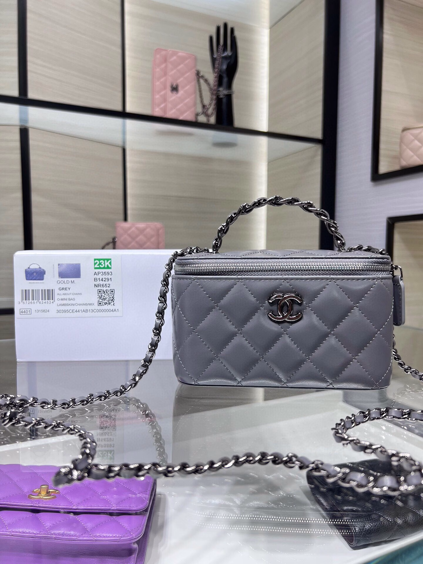 The new Ohanel 23K model in Liaoning color has a long hand-held box with a small mirror insidePortable makeup box