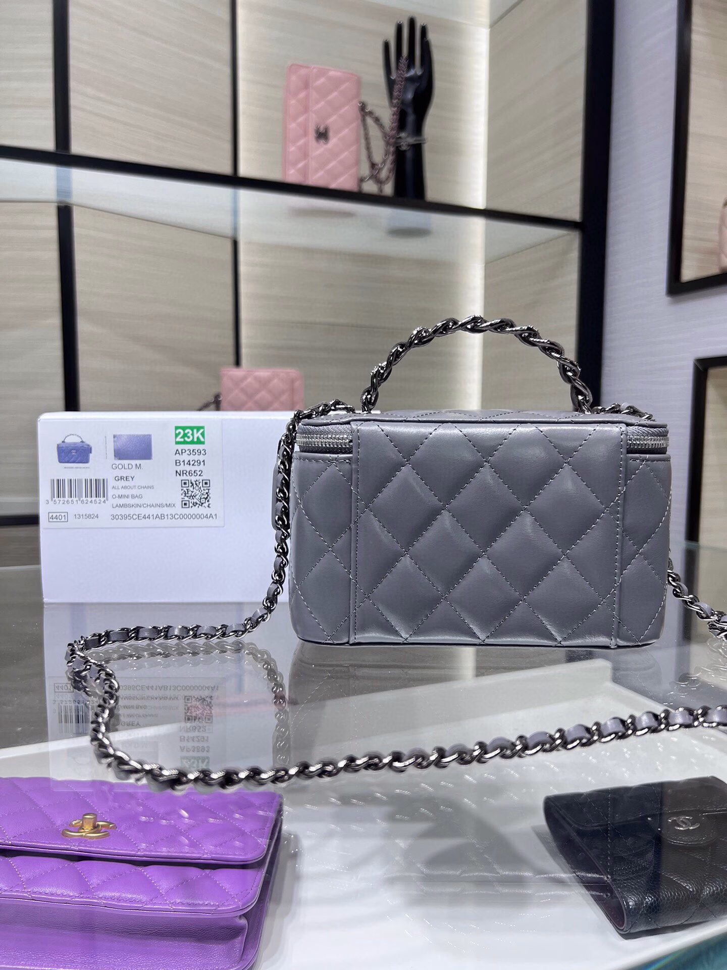 The new Ohanel 23K model in Liaoning color has a long hand-held box with a small mirror insidePortable makeup box